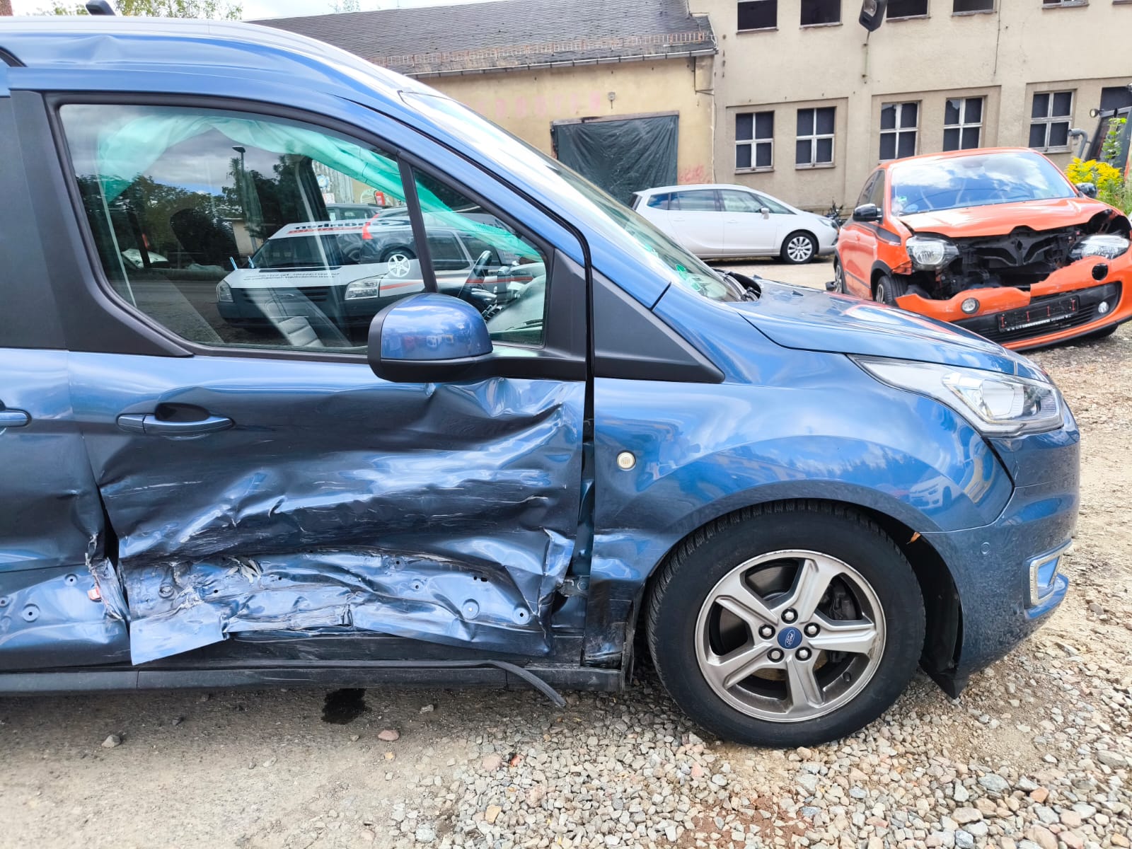 Stark beschädigter Ford Kombi mit Seitenschaden auf Schotterplatz nach Unfall in Wesel verkaufen