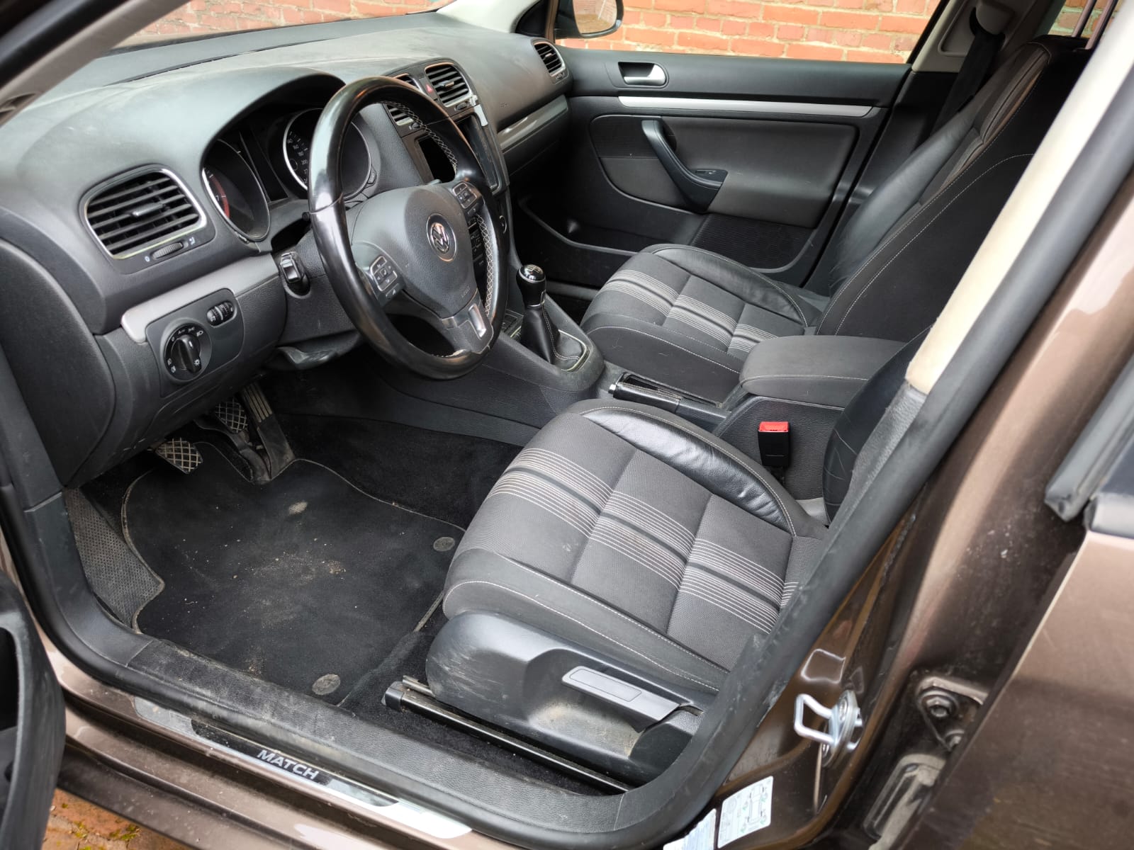 VW Golf Match Innenraum in Wetzlar fotografiert von bereits verkauftem Auto für bequemes Auto verkaufen mit regionaler Betreuung