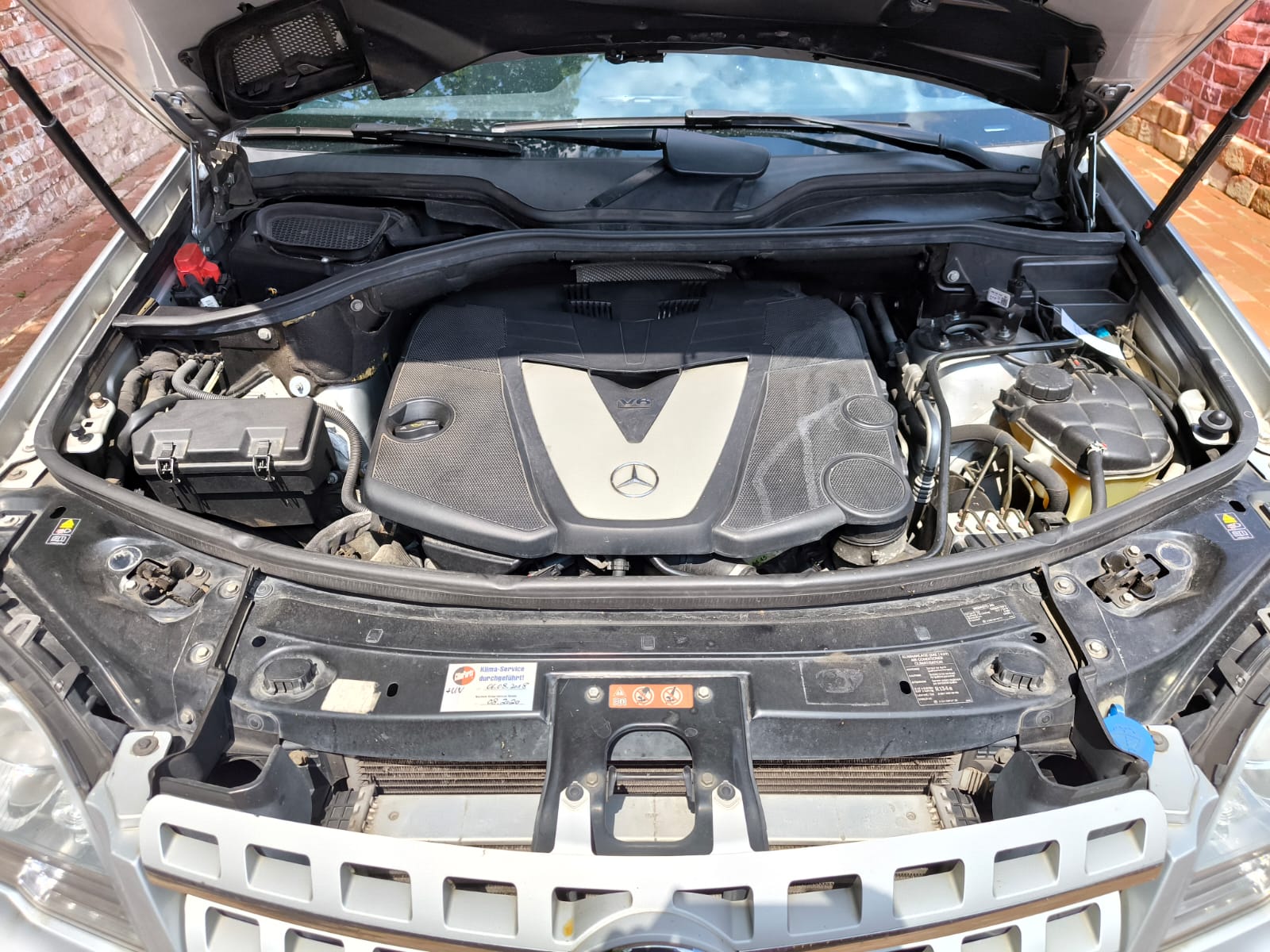 Mercedes mit Getriebeschaden im Motorraum für defektes Auto in Wiesbaden verkaufen