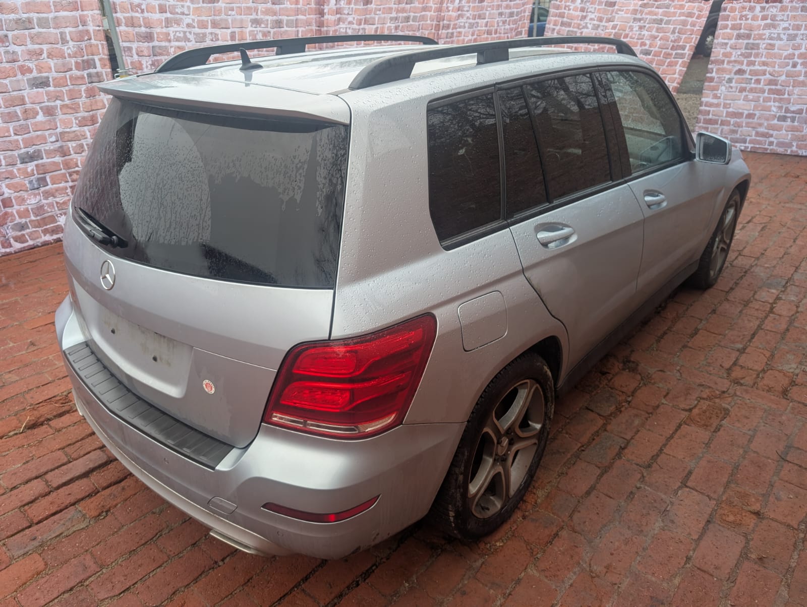 Silberner Mercedes GLK SUV von hinten auf Hof in Wiesbaden verkaufen