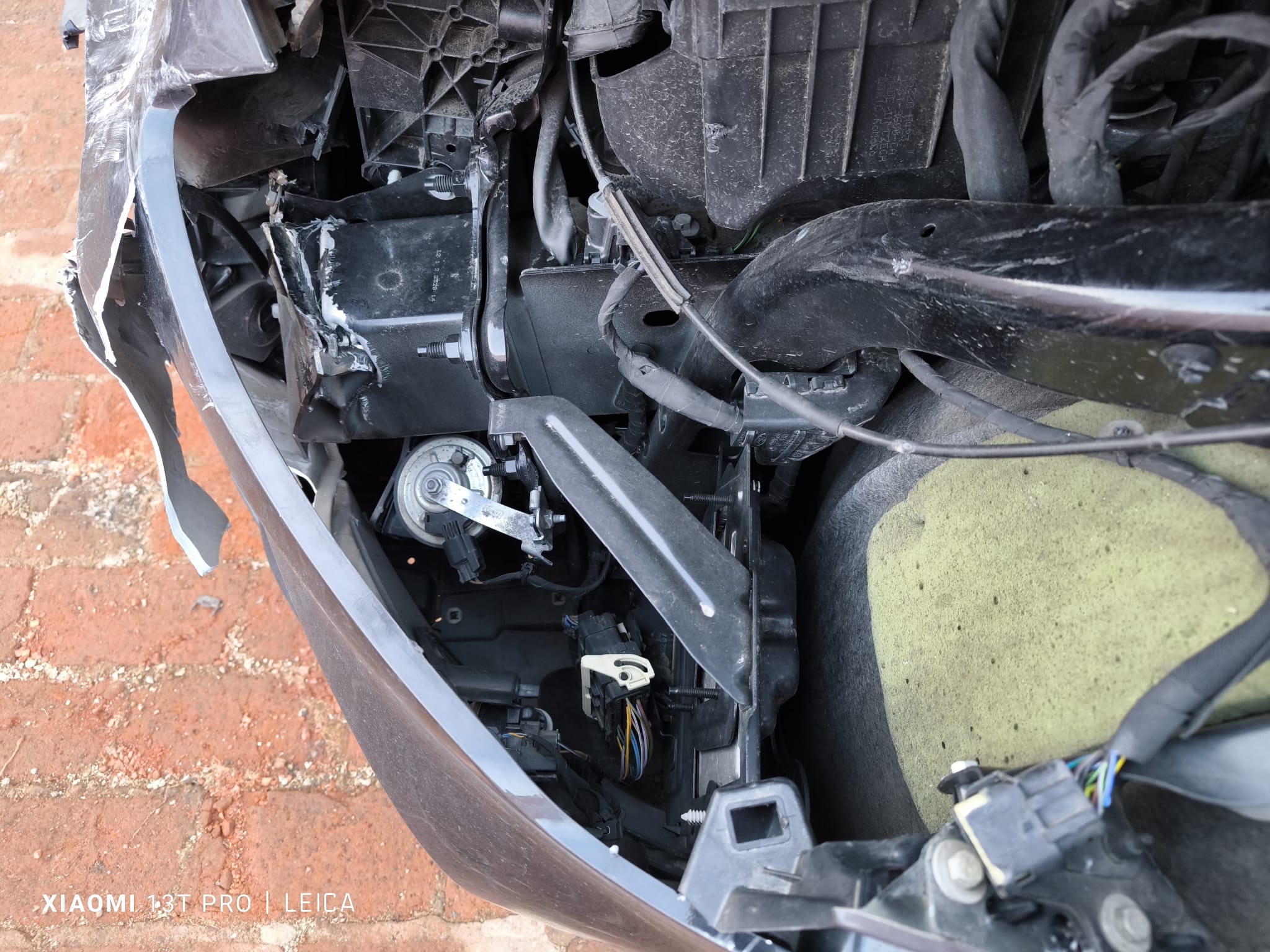 Stark beschädigte Front eines Unfallwagens nach Auffahrunfall in Wiesbaden für schnellen Unfallauto Verkauf