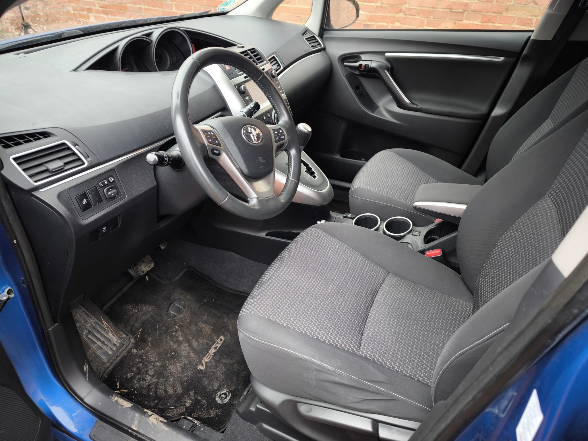 Innenraum eines gebrauchten Toyota Verso nach dem Verkauf in Wilhelmshaven, Beispielfahrzeug für den digitalen Auto online verkaufen Ablauf