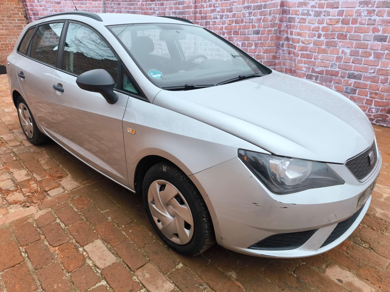 Silberner Seat Ibiza Kombi mit Gebrauchsspuren nach erfolgreichem Autoverkauf in Winsen