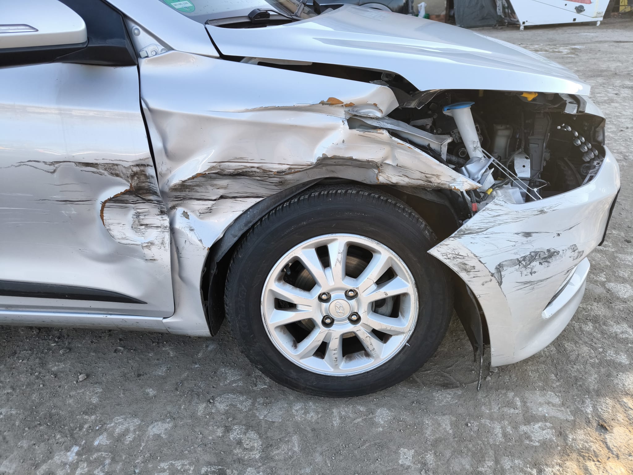 Stark beschädigten Hyundai mit Front und Seitenschaden nach Unfall in Wismar verkaufen