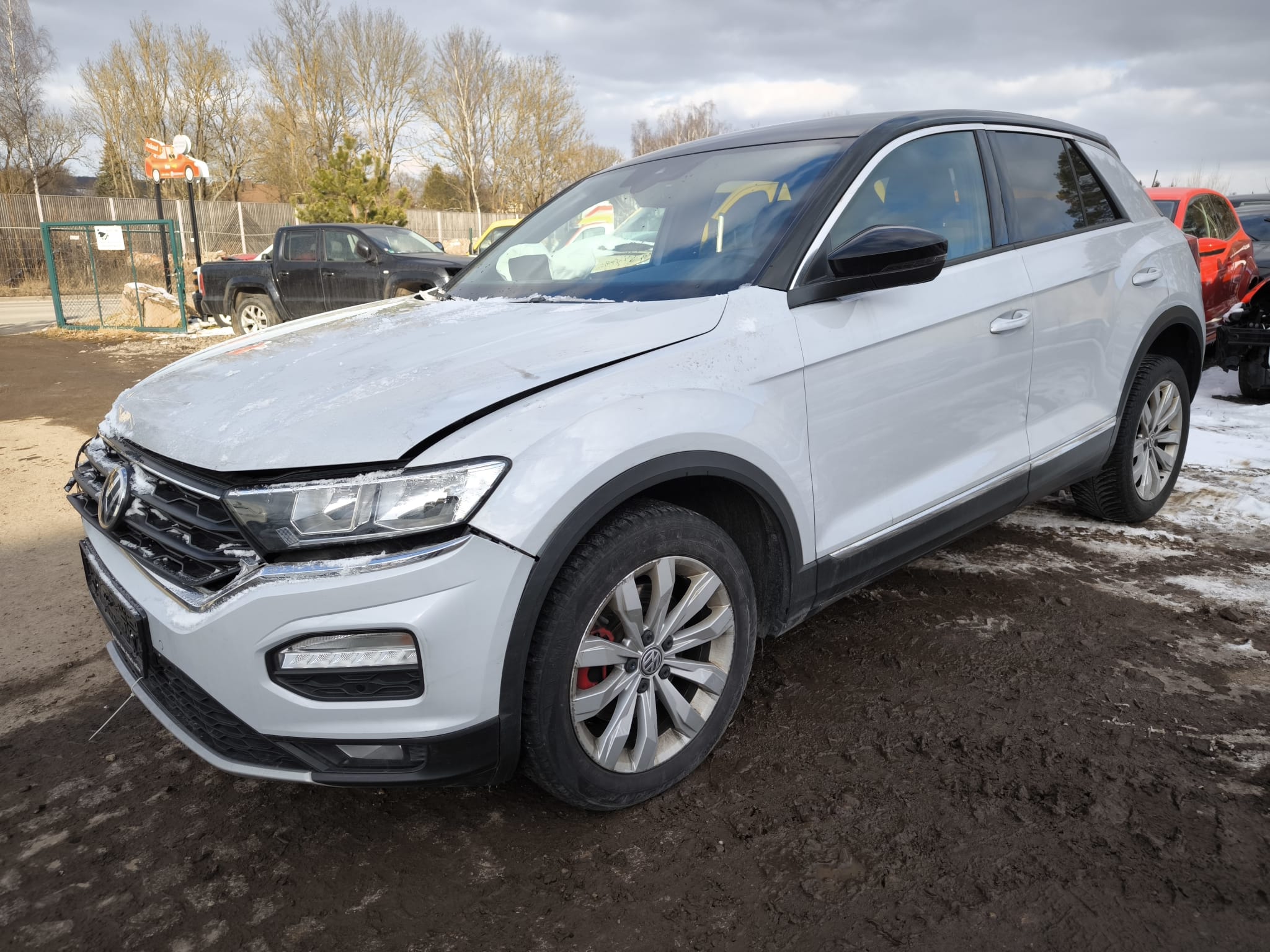 Beschädigter VW T-Roc als bereits verkaufter Unfallwagen in Witten, ideal für Halter die ihren defekten SUV online verkaufen möchten