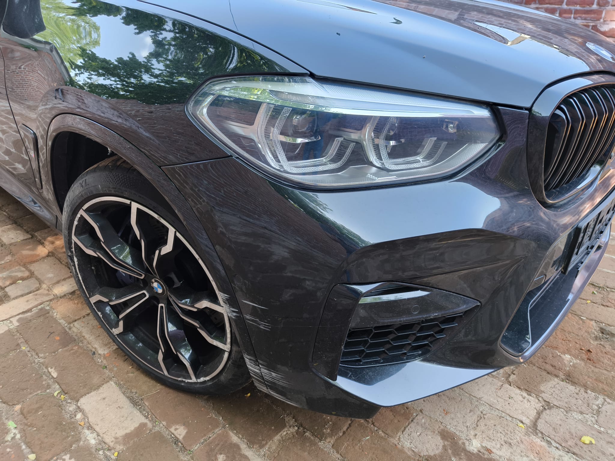 Beschädigter BMW SUV vorne links nach Unfall auf Hof in Witten für Auto verkaufen