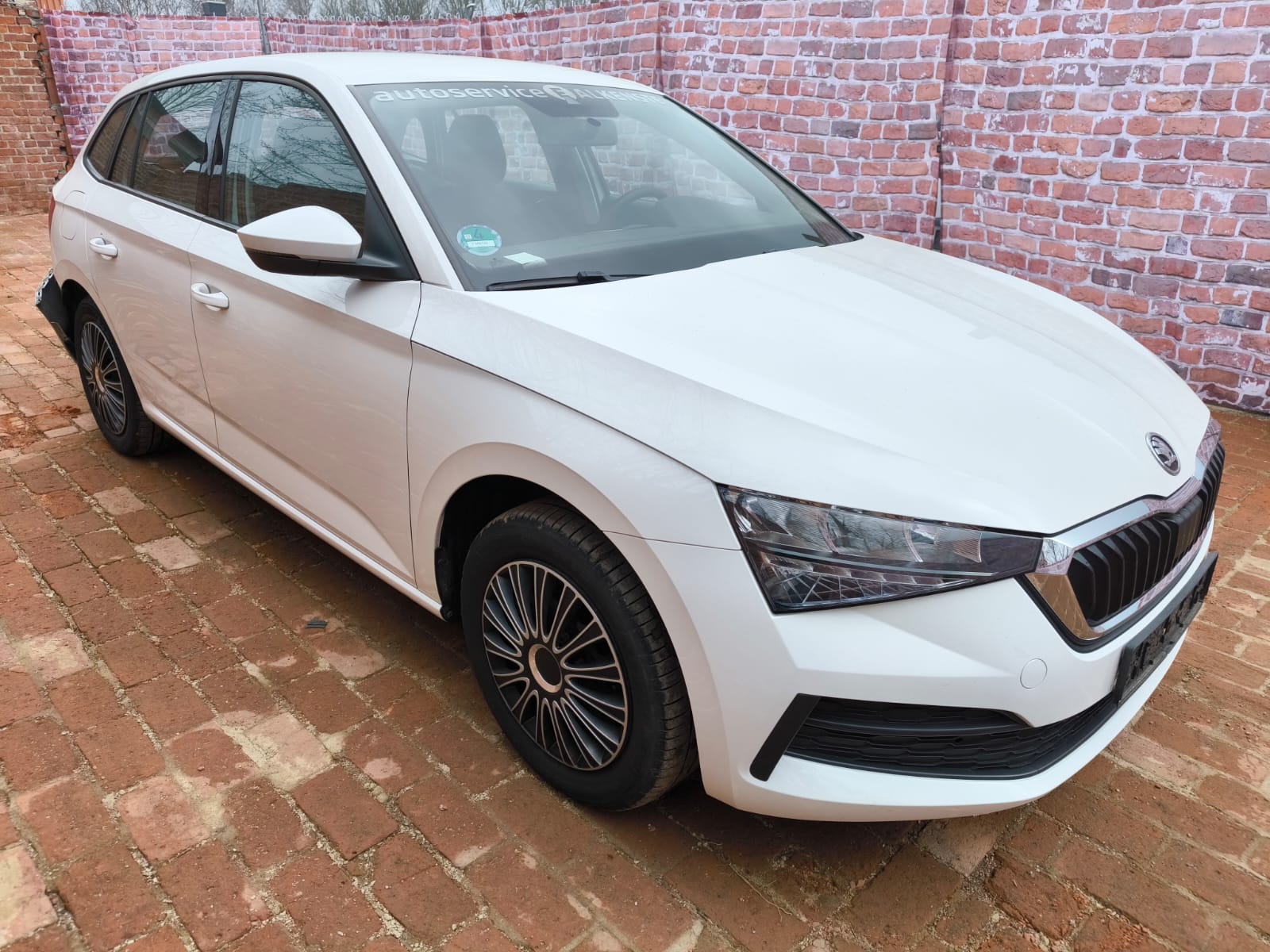 Weißer Skoda Scala als bereits verkaufter Unfallwagen nach digitalem Auto Verkaufen in Wittenberg