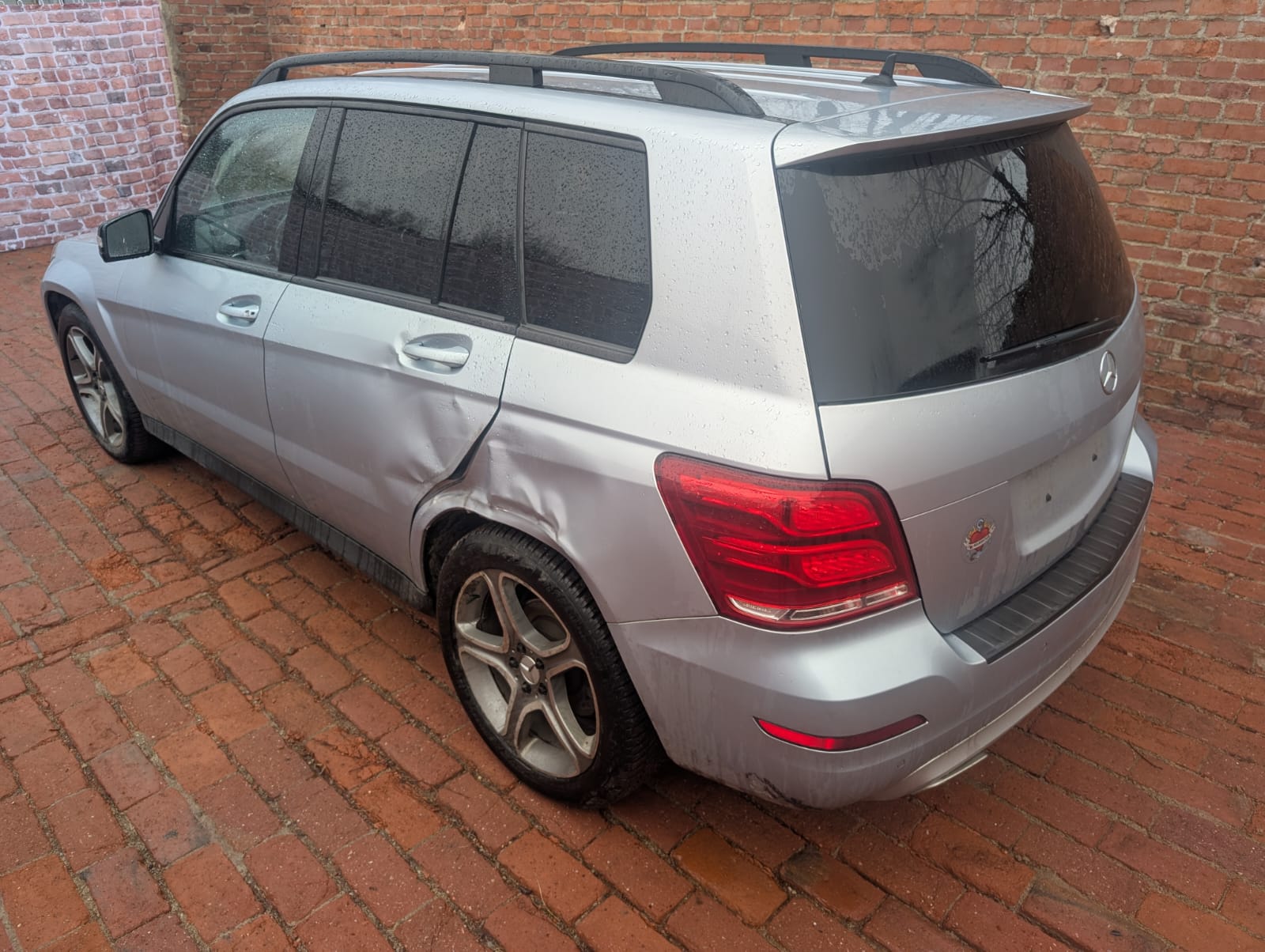 Silbernen Mercedes SUV mit Seitenschaden nach Unfall in Wittenberg für sicheren Autoverkauf und realistische Restwertermittlung