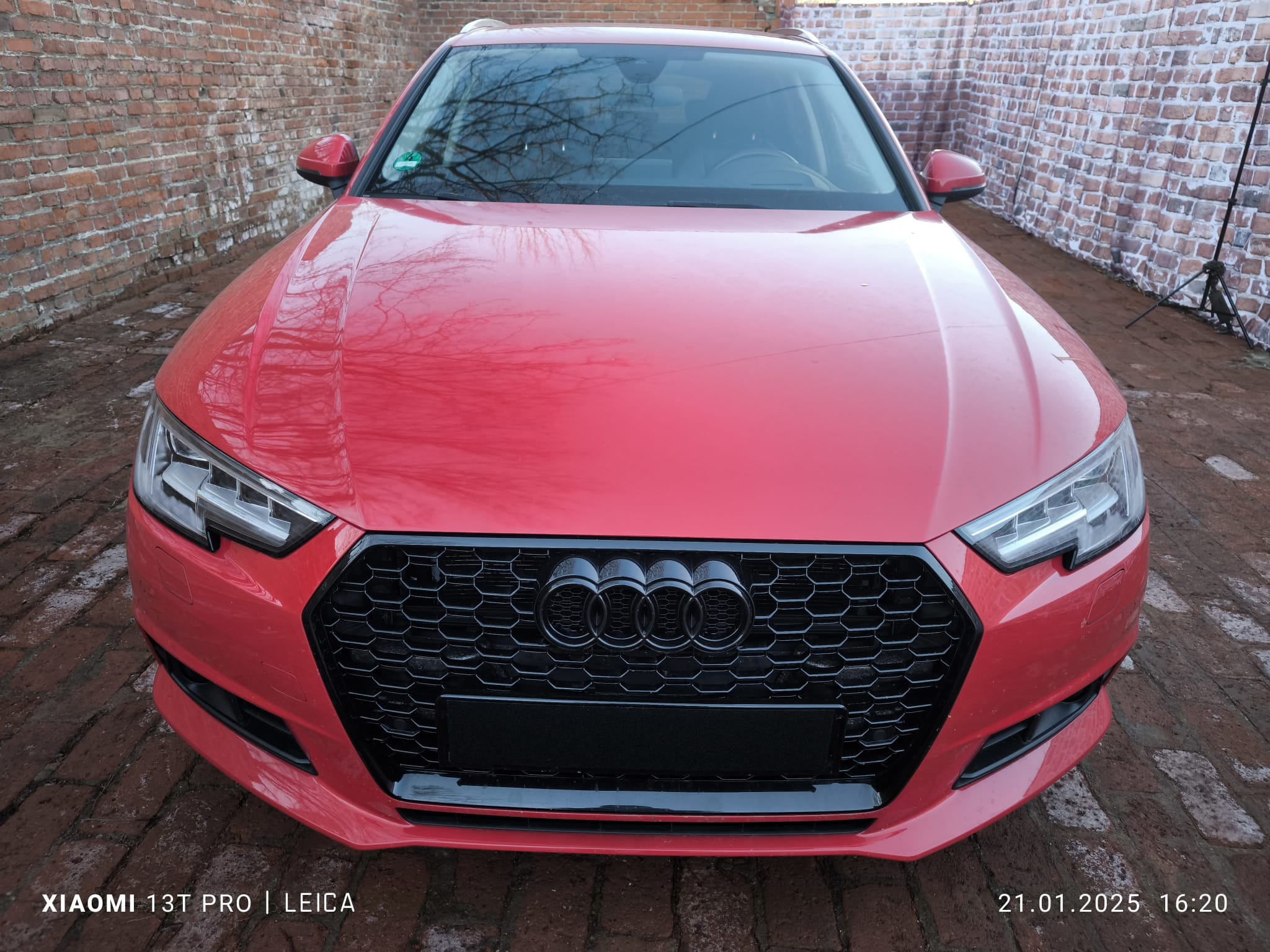 Roter Audi mit Motorschaden nach erfolgreichem Verkauf in Wolfenbüttel auf Hof aufgenommen