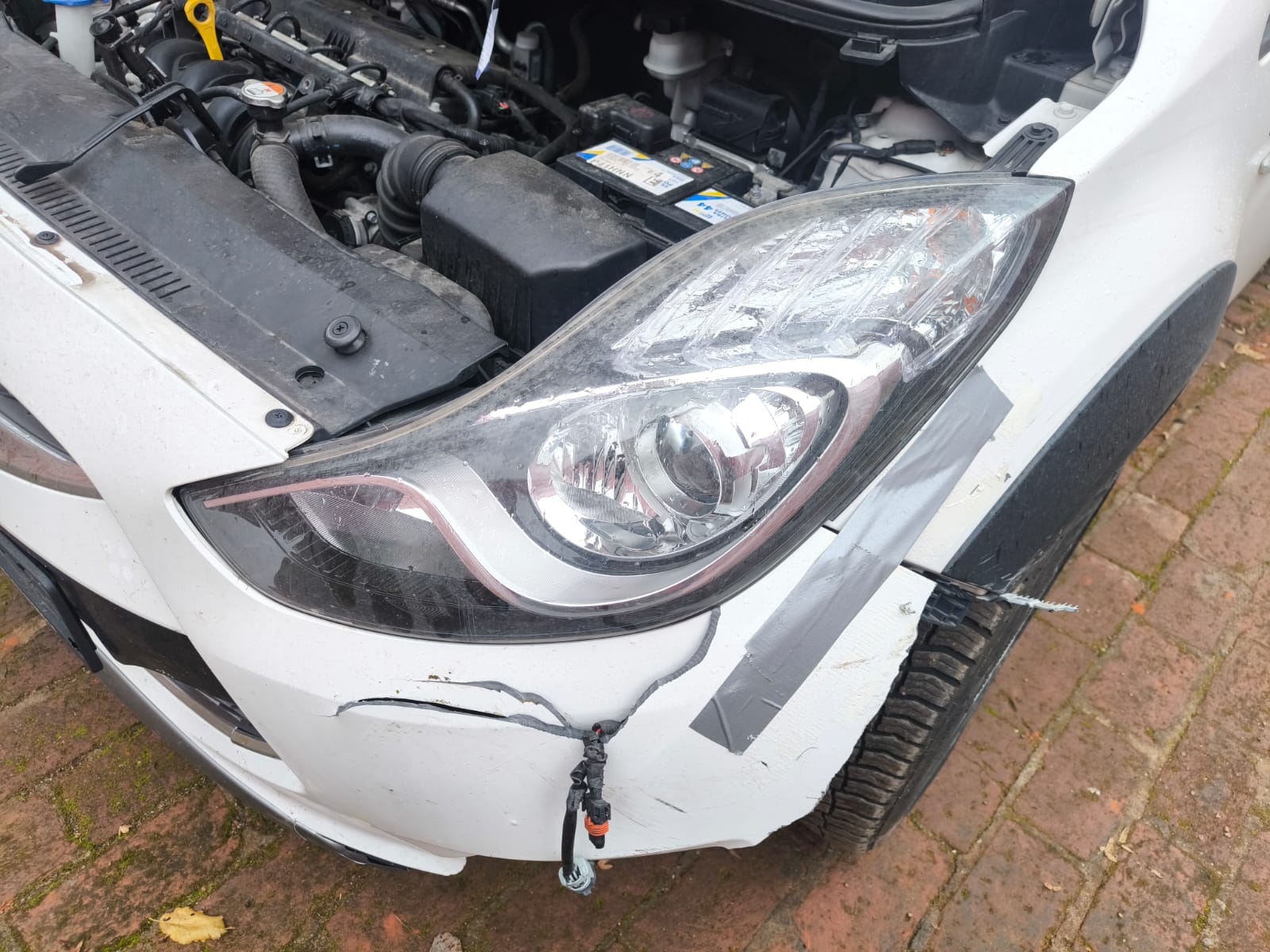 Beschädigter Hyundai Unfallwagen mit defekter Front in Wolfsburg zum Verkaufen