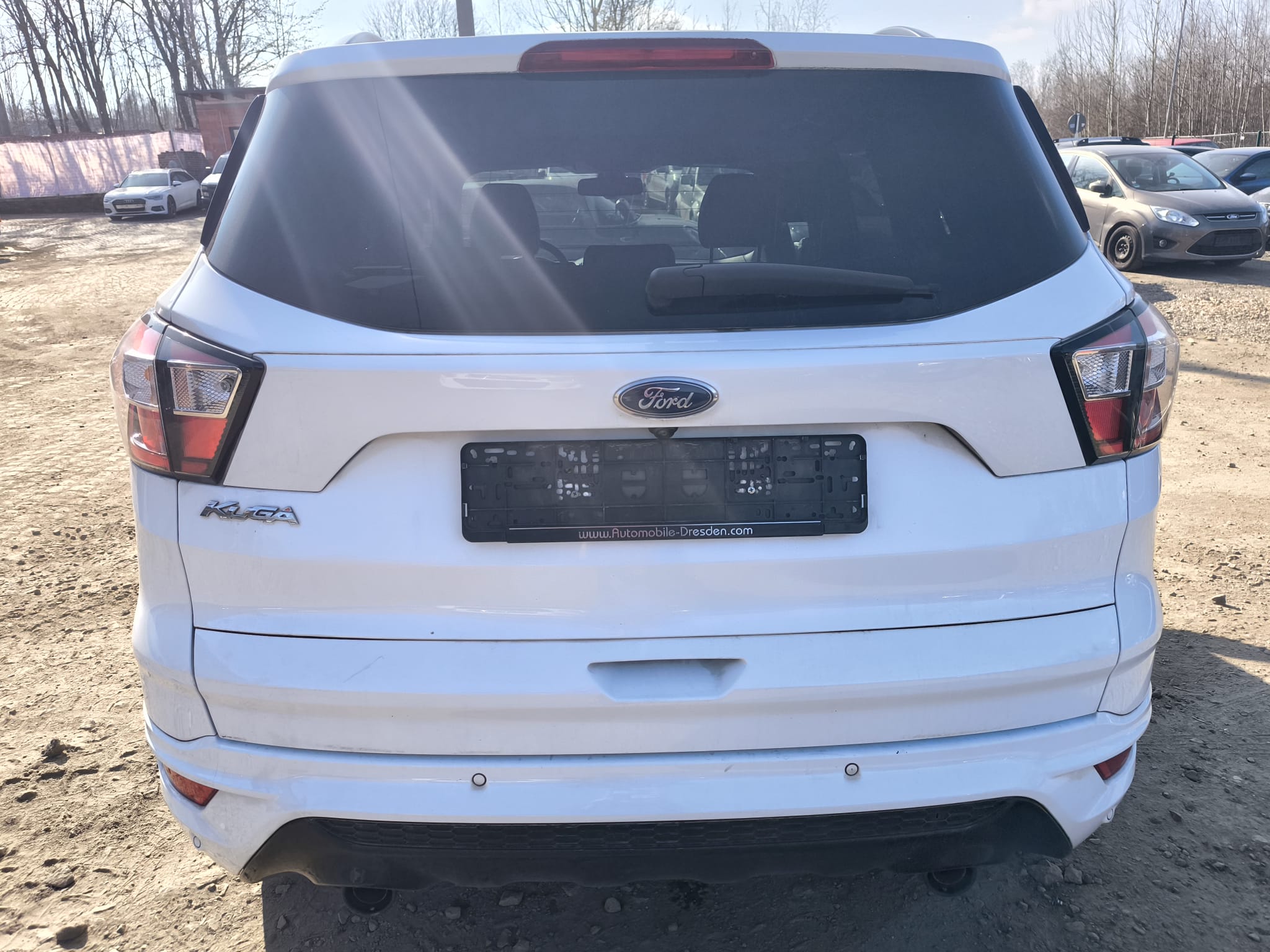 Weißer Ford Kuga von hinten auf Platz nach sicherem Auto verkaufen in Worms