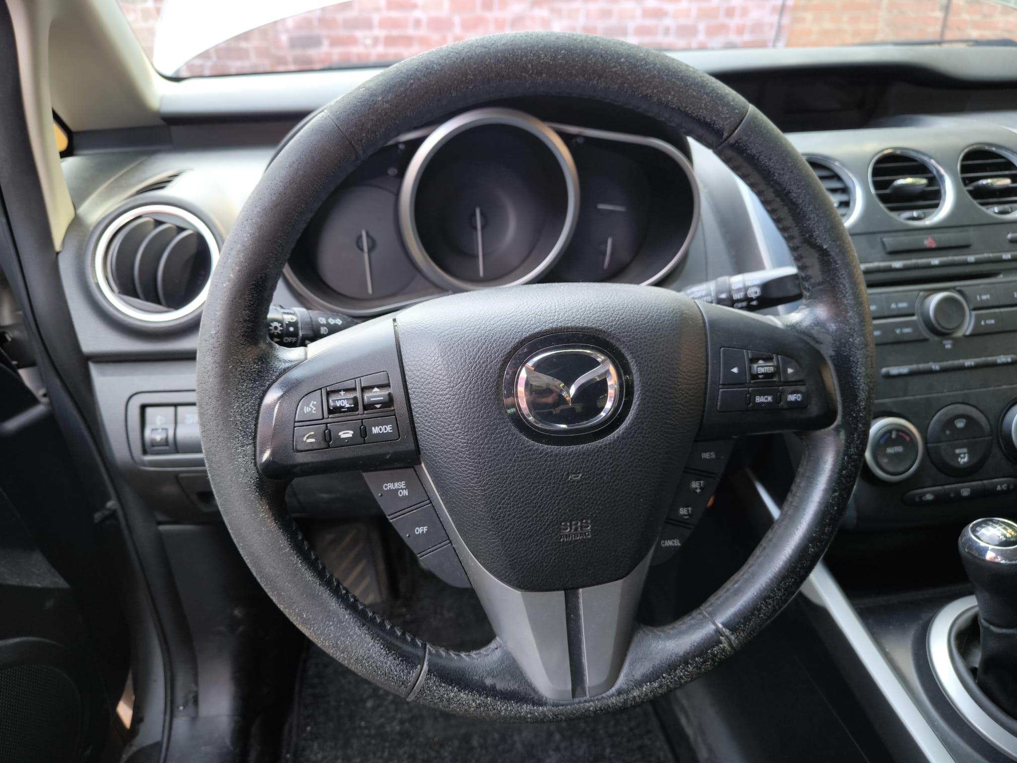 Mazda Innenraum mit Lenkrad nach sicherem Gebrauchtwagenverkauf in Würselen