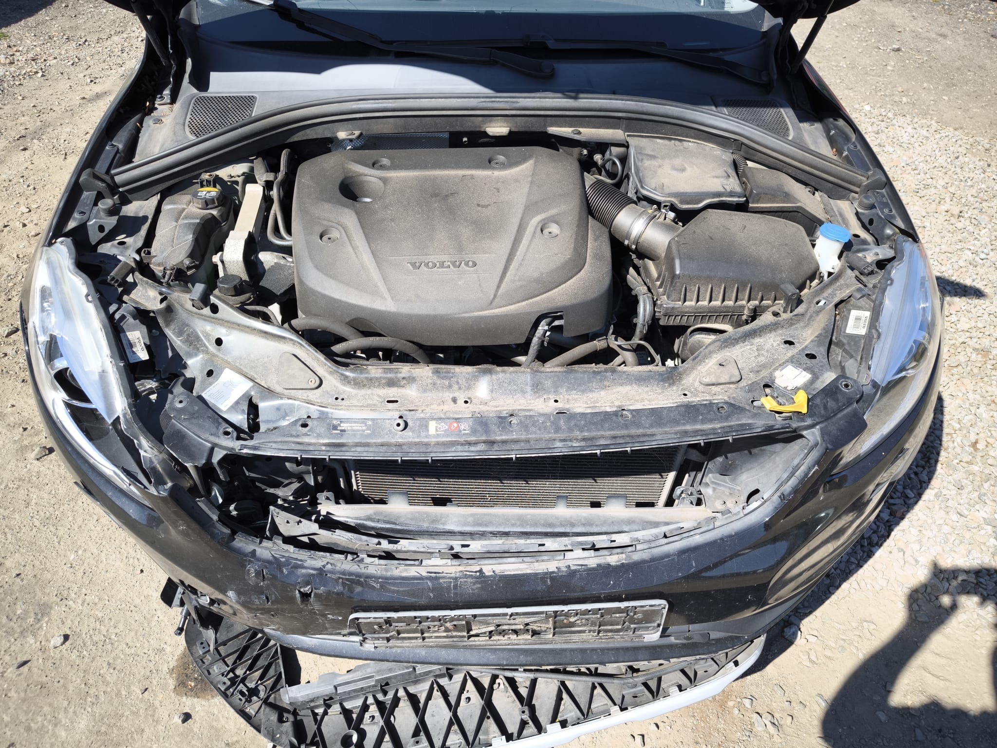 Beschädigter Volvo mit offenem Motorraum nach Frontunfall in Würselen verkaufen