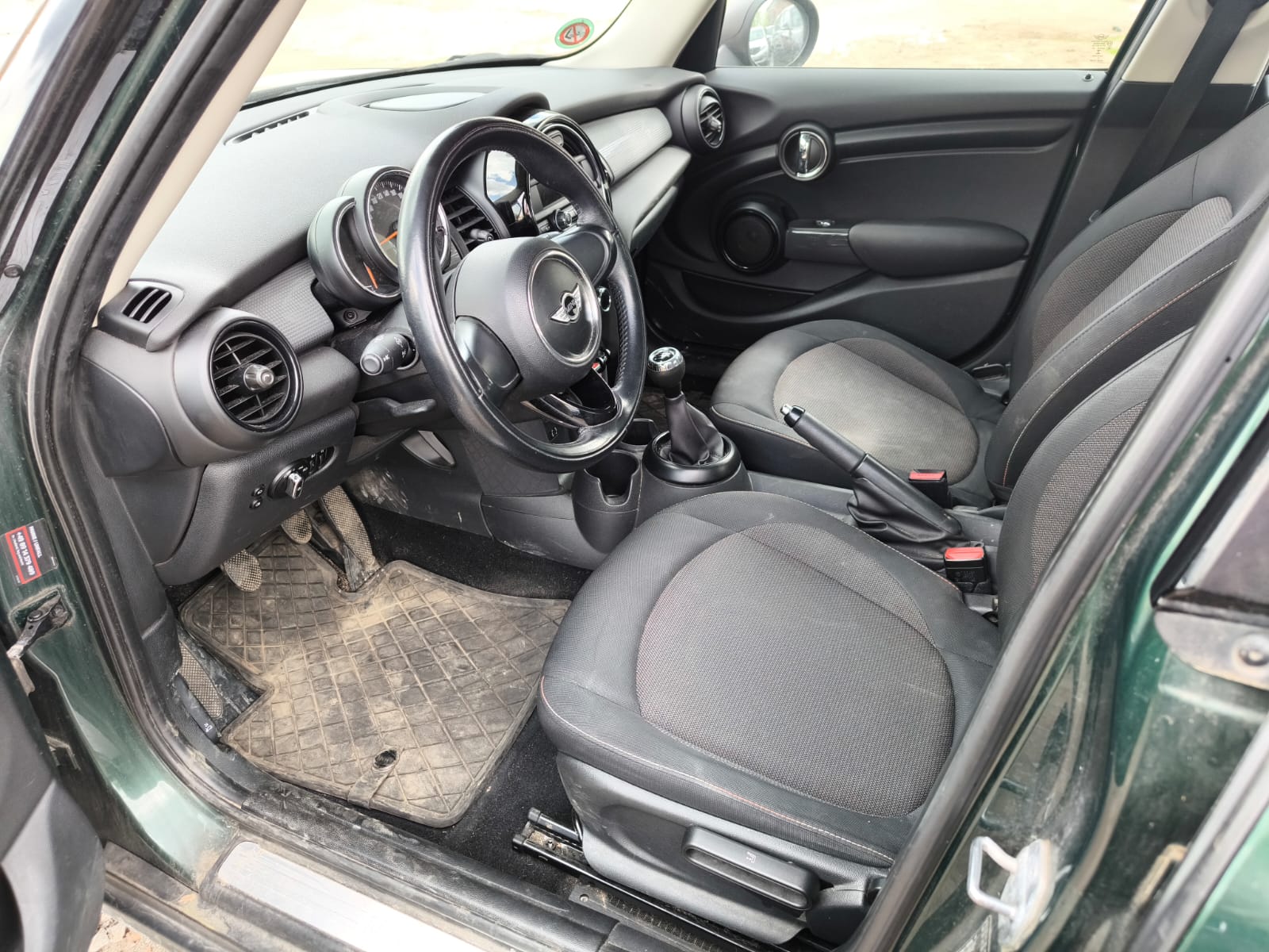 Innenraum eines gebrauchten Mini Countryman mit Gebrauchsspuren nach Fahrzeugbewertung in Würzburg verkaufen