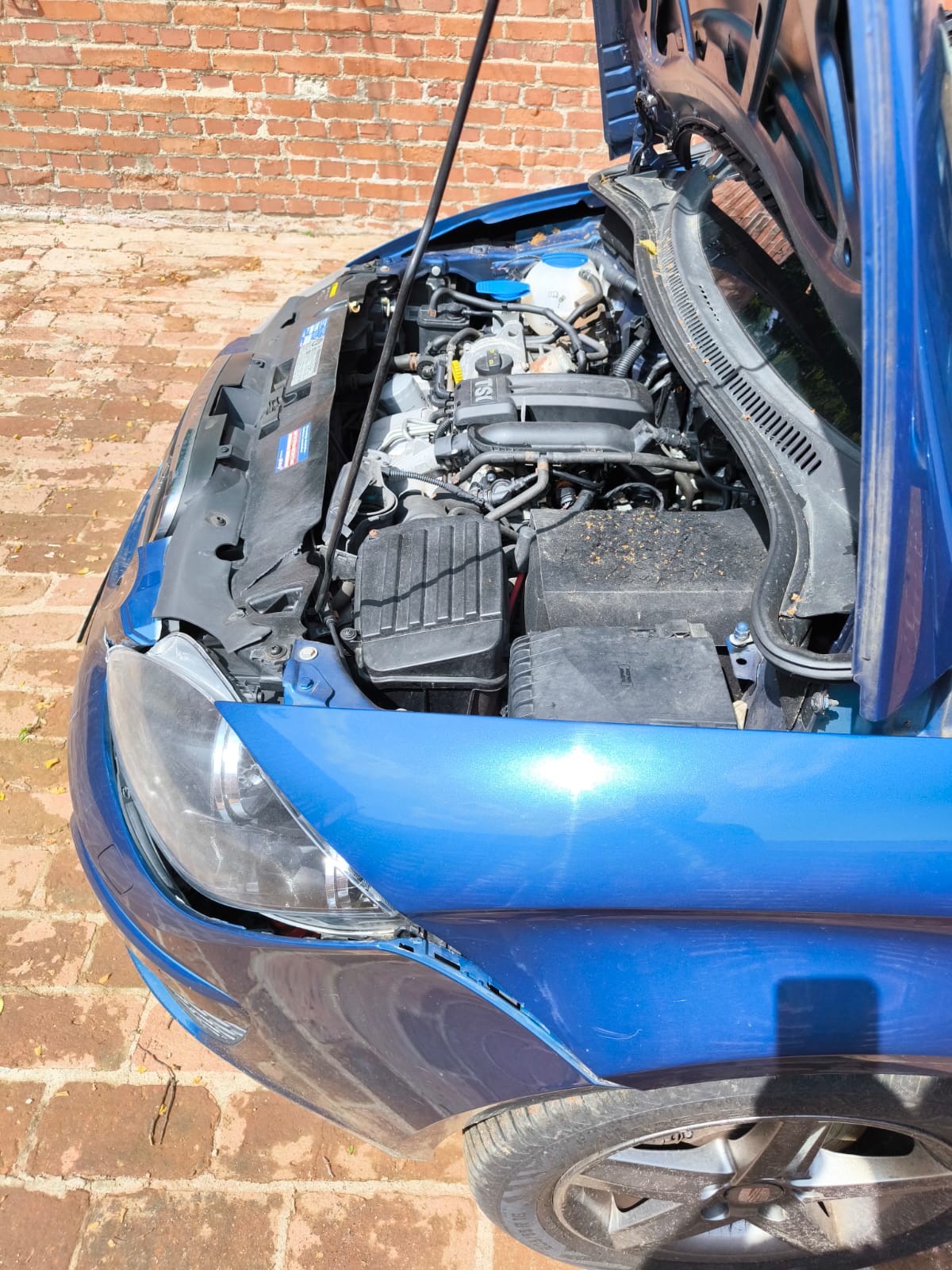 VW Golf mit geöffnetem Motorraum nach Getriebeschaden in Wunstorf verkaufen