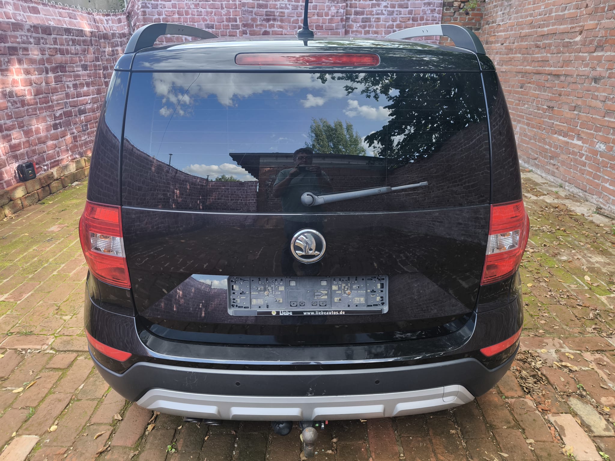 Skoda Yeti von hinten auf Hof nach erfolgreichem Auto verkaufen in Wunstorf