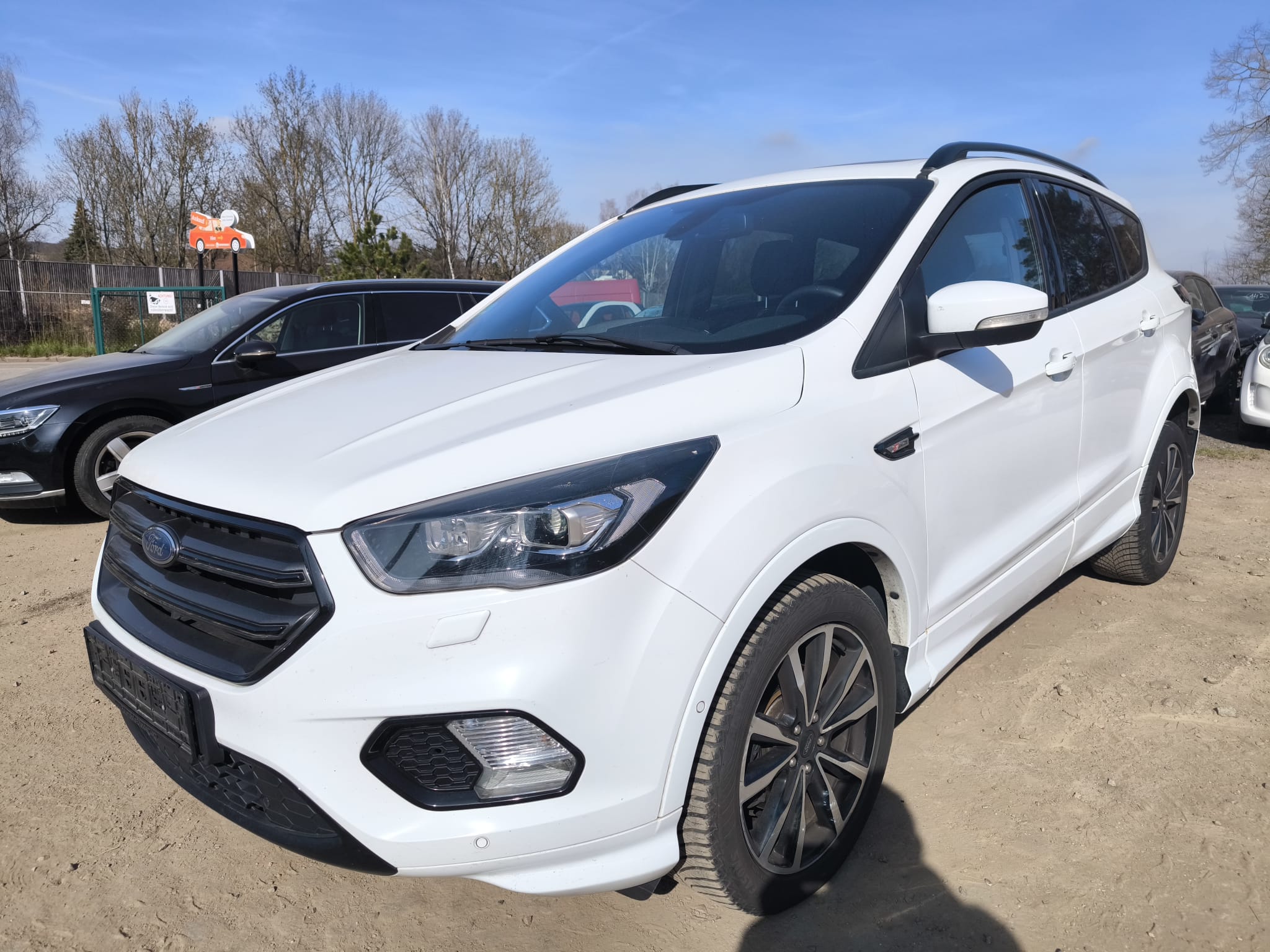 Weißer Ford Kuga SUV in Wuppertal nach dem Verkaufen an einen Autoankauf mit fairem Preisangebot für defekte Fahrzeuge
