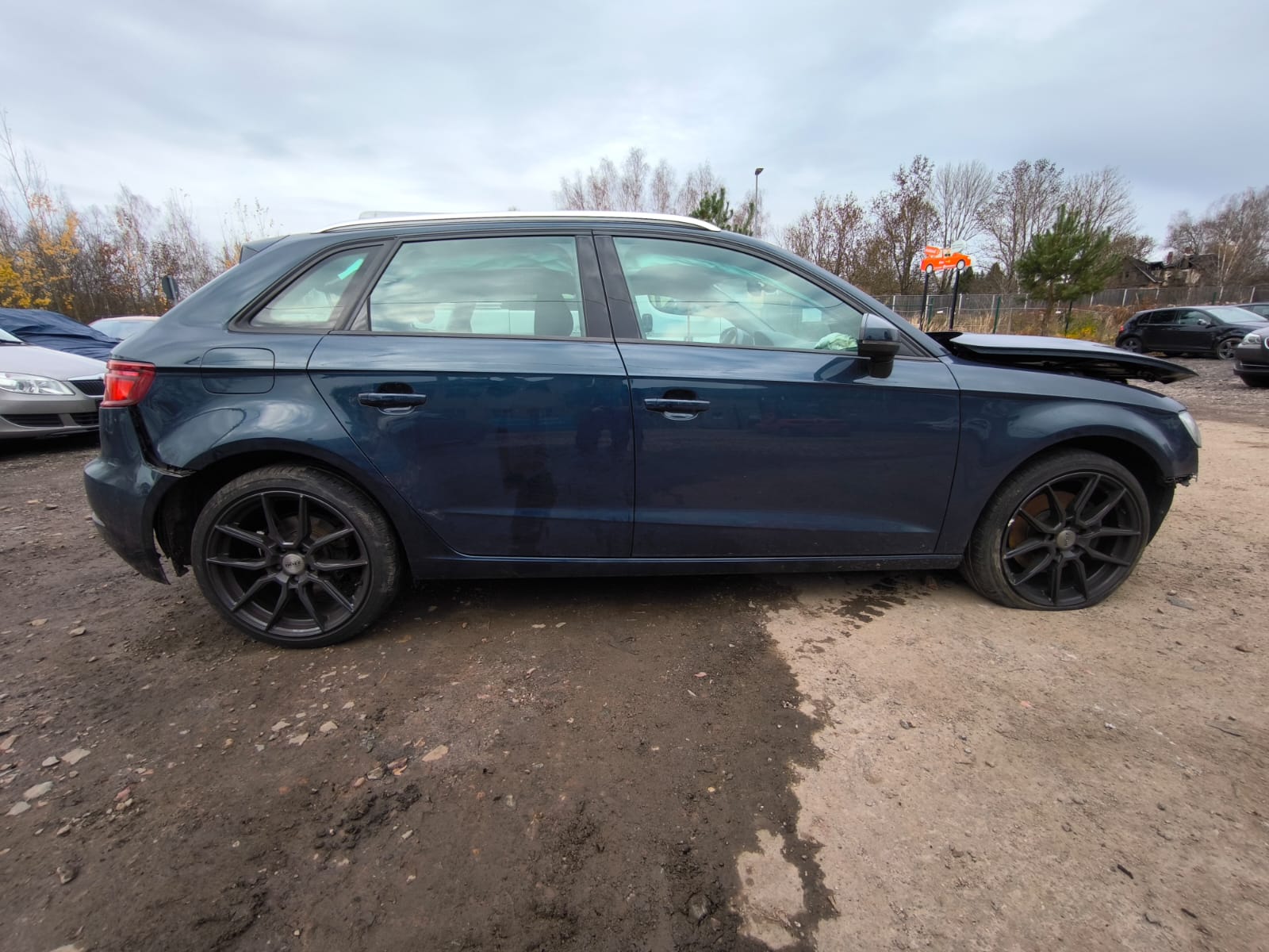 Beschädigter Audi A3 nach Unfall mit stark verformter Front auf Schotterplatz in Wuppertal verkaufen