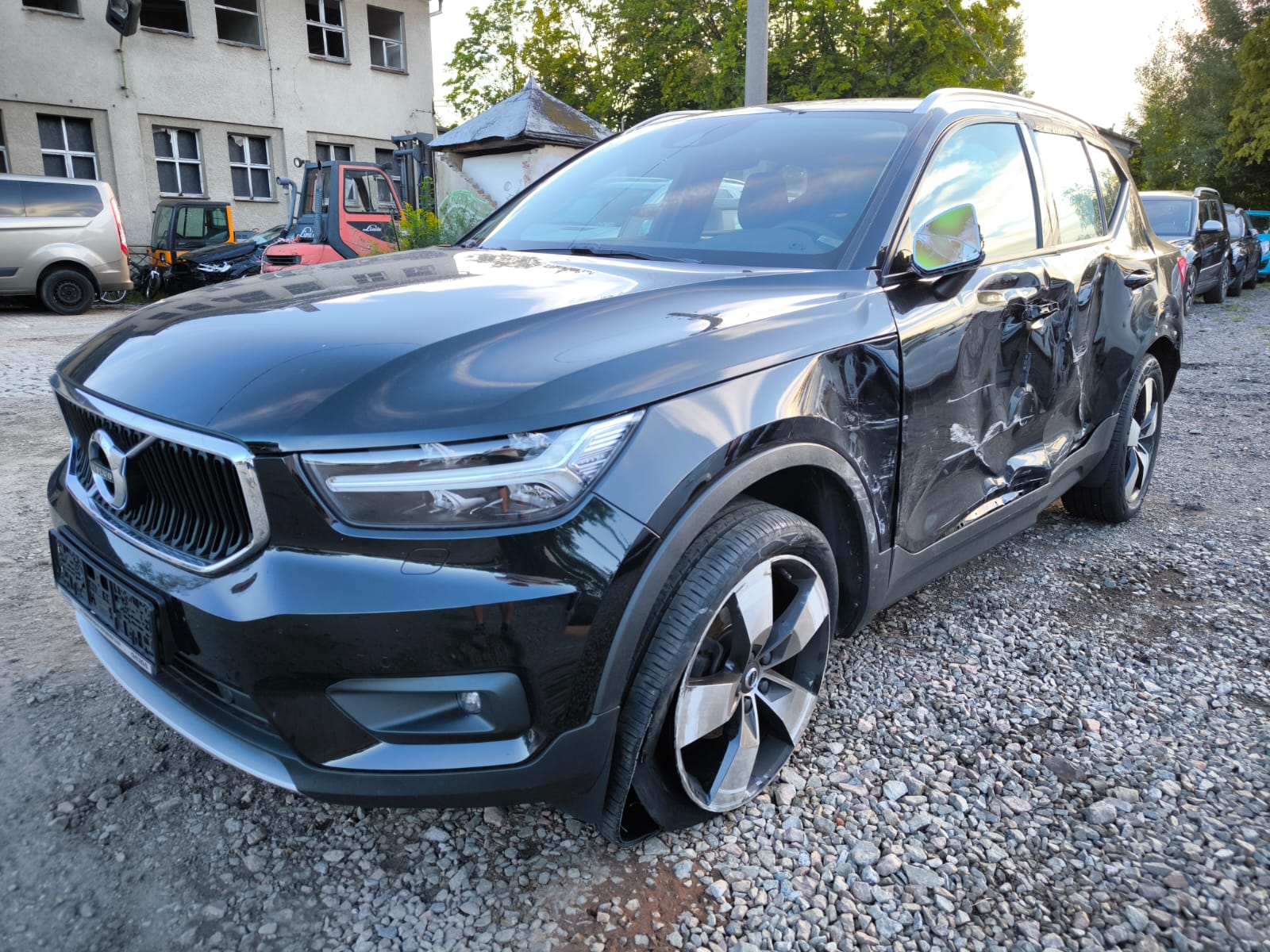 Beschädigter Volvo SUV mit Seitenschaden nach Unfall als Beispiel zum Auto verkaufen mit technischen Defekten in Zeitz