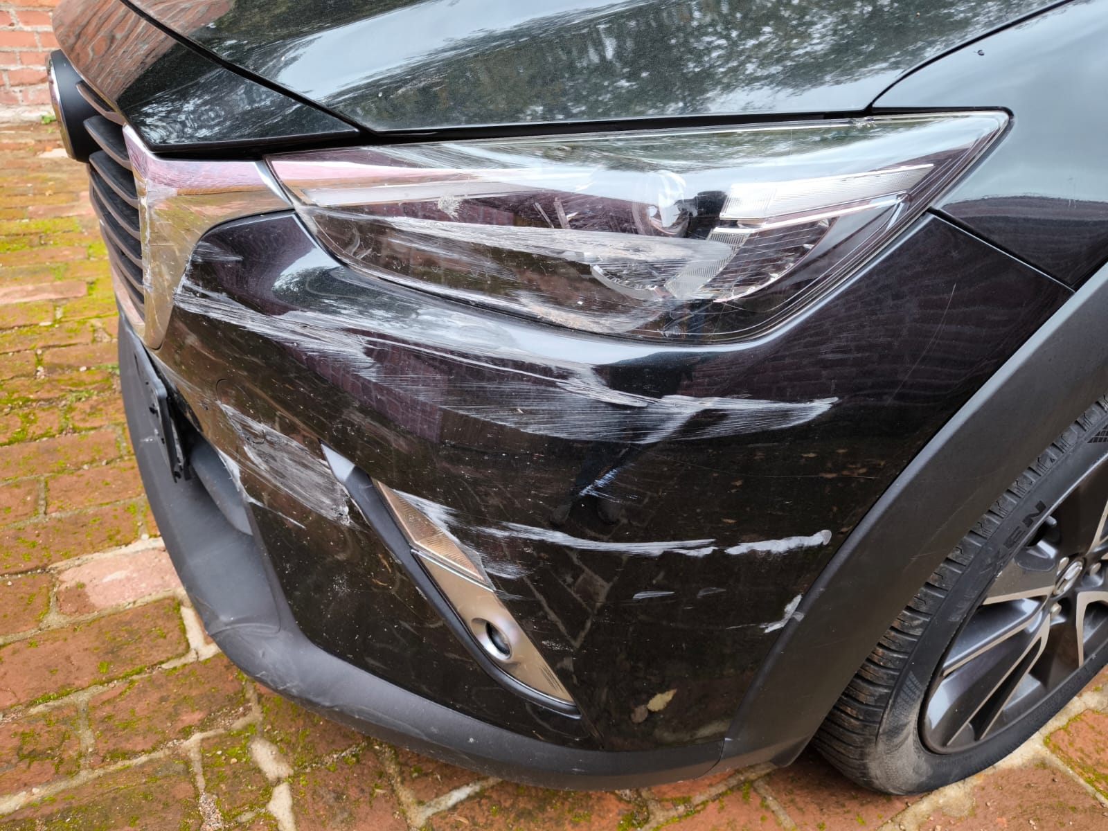 Beschädigter Mazda mit Frontschaden nach Unfall für schnellen Unfallwagenverkauf in Zeitz