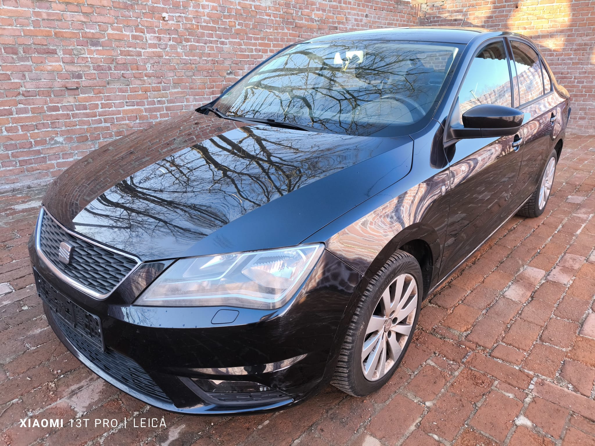 Schwarzen Seat in Zirndorf als gebrauchte Limousine mit wirtschaftlichem Totalschaden verkaufen