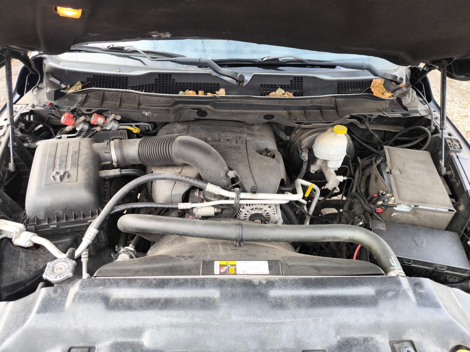 Motorraum eines Dodge mit Motorschaden von oben aufgenommen zum Auto verkaufen in Zittau