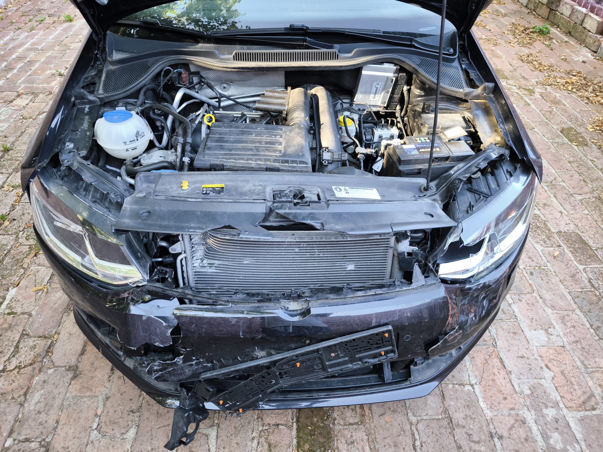 Verunfallten VW mit stark beschädigter Front und geöffnetem Motorraum in Zittau verkaufen