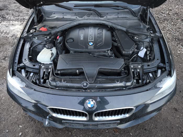 Motorraum des BMW 3er mit Motorschaden beim Ankauf