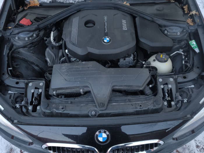 116-Motorraum eines BMW 1er mit Motorschaden