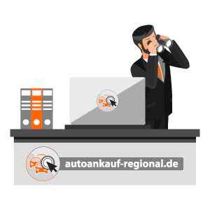 Experte bewertet das Unfallauto aus der Ferne vom Schreibtisch