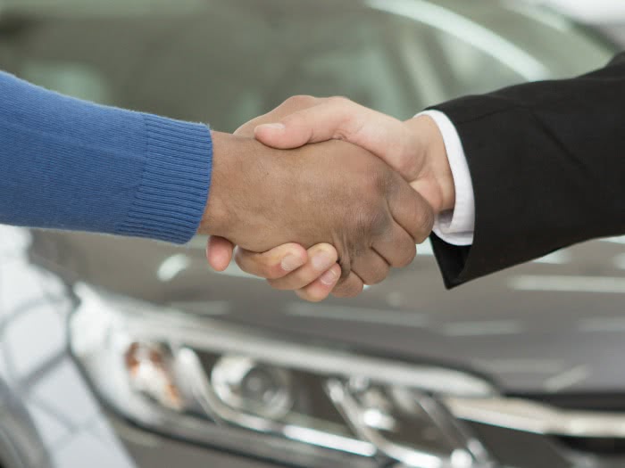 Handschlag zu den Service-Versprechen beim Autoankauf