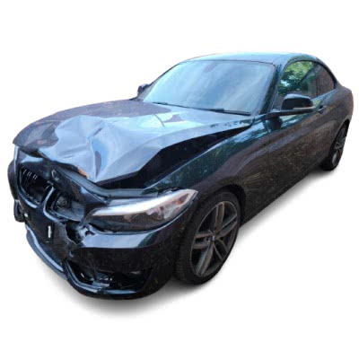 Ein 2er-BMW mit Frontschaden beim Ankauf