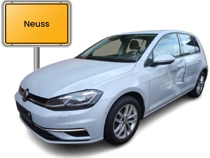 VW Golf mit Seitenschaden beim Unfallauto-Ankauf in Neuss