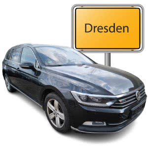Auto beim Ankauf und Ortschild von Dresden