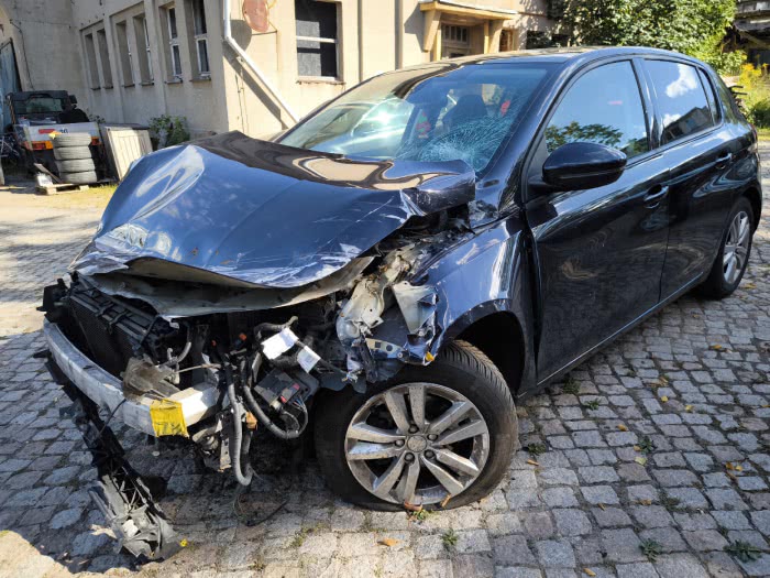 Frontschaden am Auto mit Totalschaden beim Verkaufen