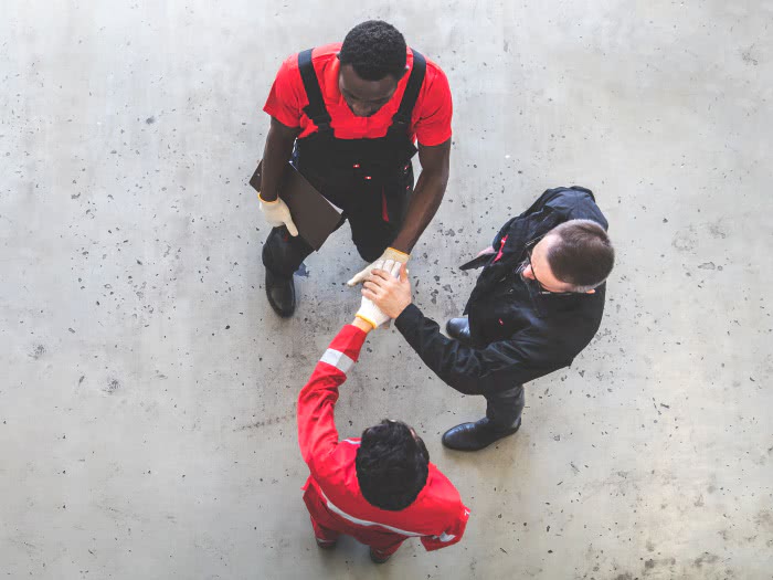 Partner von autoankauf-regional.de geben sich die Hand im Kreis