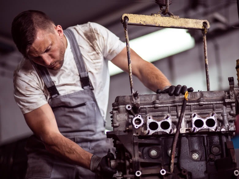 Auto mit Motorschaden reparieren Auto mit Motorschaden reparieren