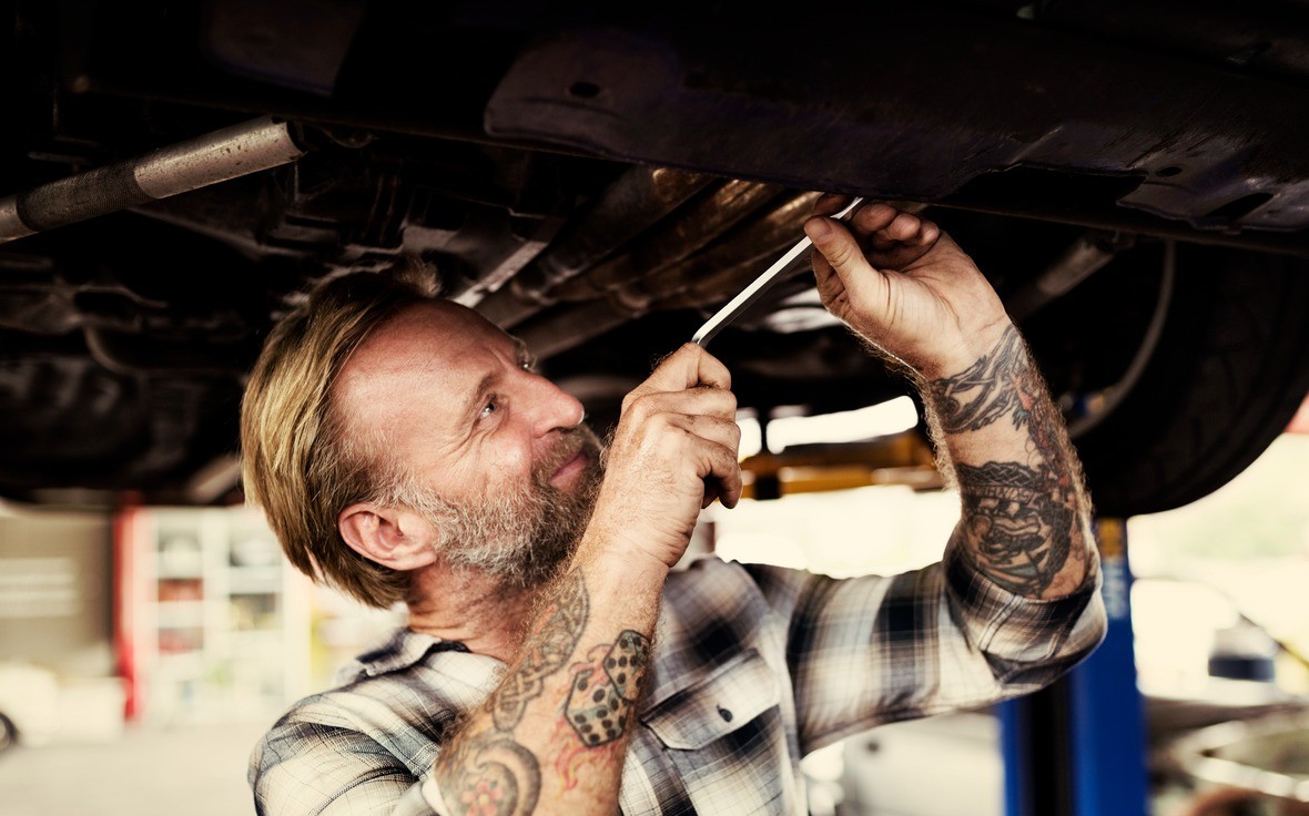 Mechaniker arbeitet am Getriebeschaden
