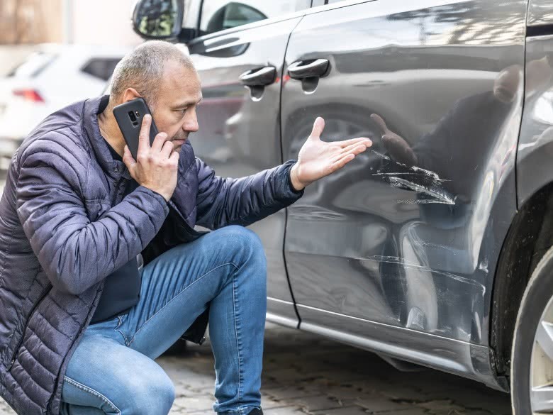 Mann meldet Parkschaden am Telefon