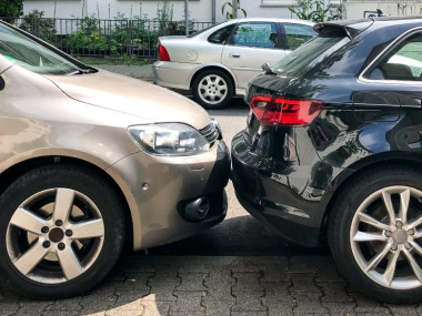 Parkschaden an zwei Autos beim Parken