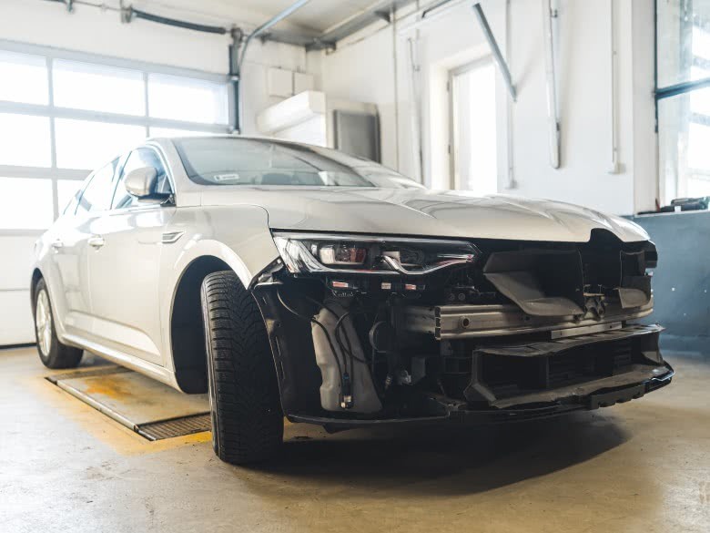 Auto in der Werkstatt zur Frontschaden Reparatur