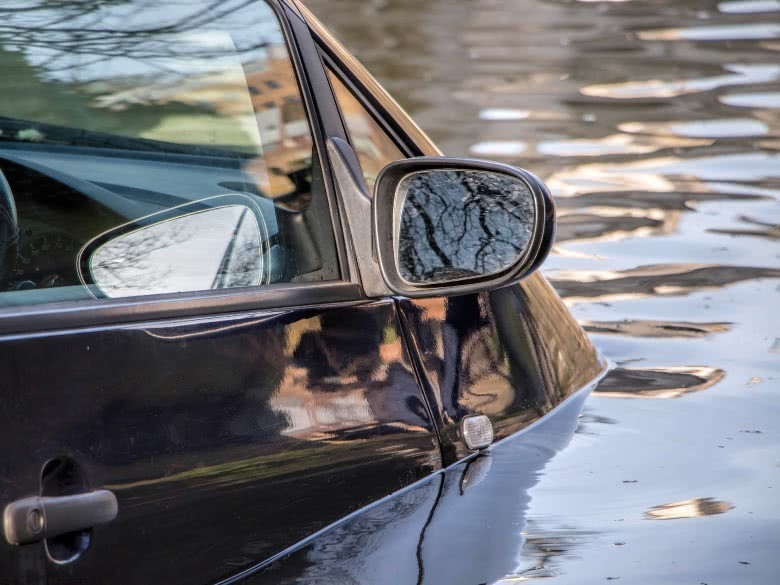 Überflutung Auto Wasserschaden