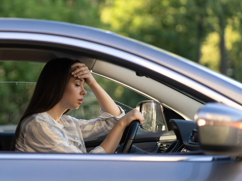 Motor läuft aber Auto der Frau fährt nicht los