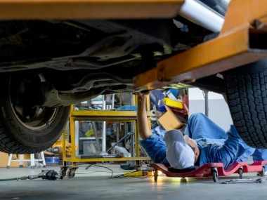 Unter dem Auto den Getriebeschaden Anzeichen nachgehen