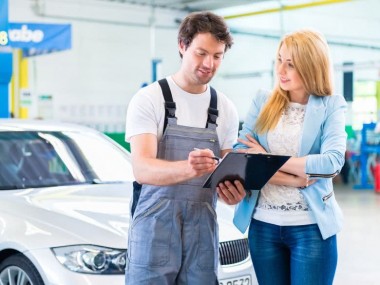 Gutachter zeigt die Auflistung der Gutachten Kosten einer Autobesitzerin