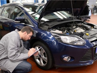 Auto wird vom Gutachter für das Kfz-Gutachten untersucht