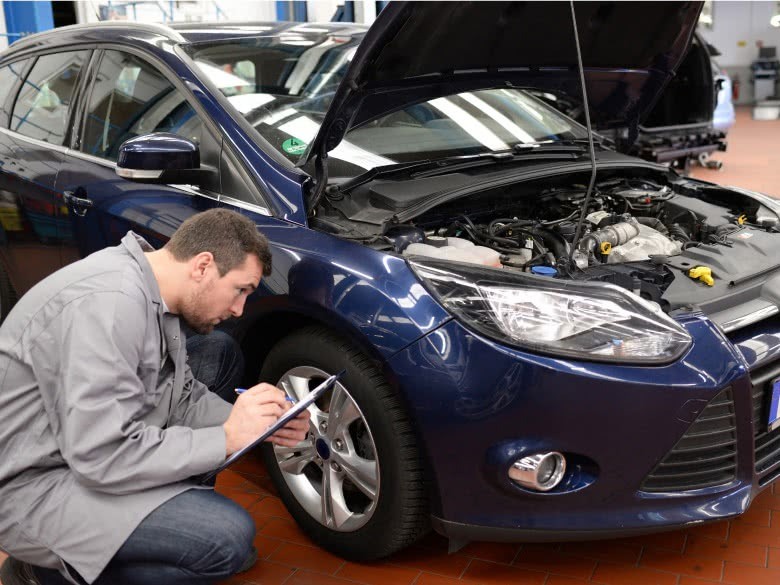 Auto wird vom Gutachter für das Kfz-Gutachten untersucht