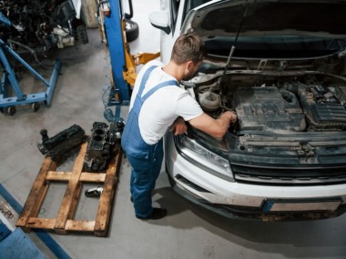 Auto in der Werkstatt beim Motorschaden