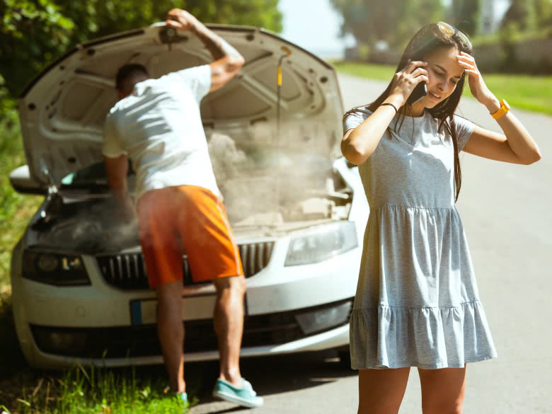 Auto raucht bei Panne am Straßenrand im Urlaub