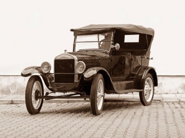 Sehr altes Auto aus dem 20. Jahrhundert